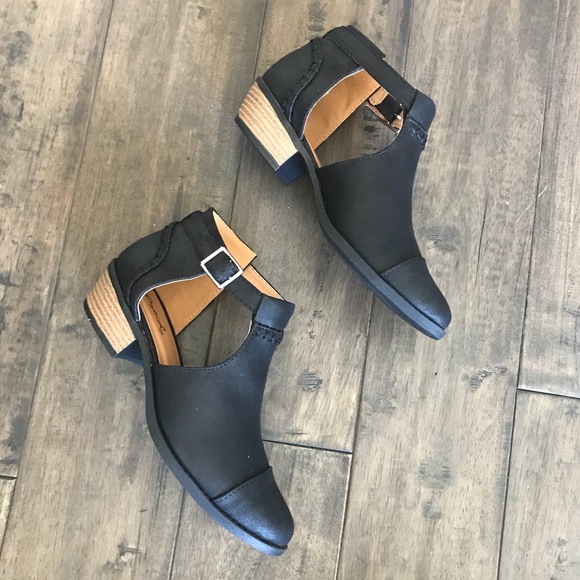 Black side cut out buckle booties - Picture 5 of 5